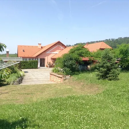 Piros Samstag Auf Samstag Villa Balatongyörök