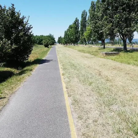 Piros Samstag Auf Samstag Villa Balatongyörök